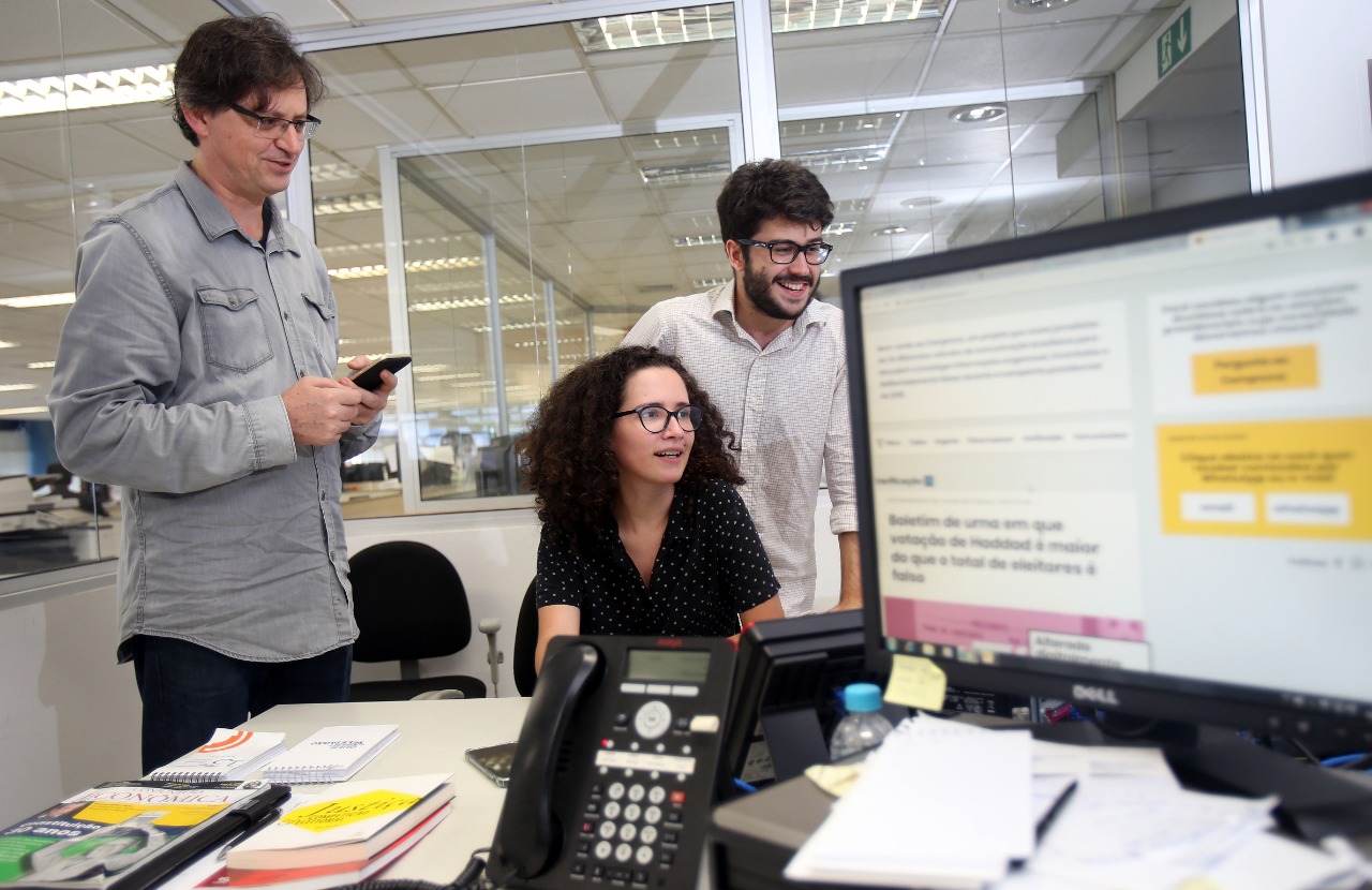 Alessandra with some of her colleagues at Estadão during the Comprova project in 2018